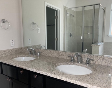 136 Green Knoll Ln - Photo Thumbnail 12