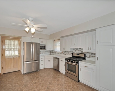 1005 E Park Street - Photo Thumbnail 7