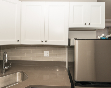 817 W Lakeside Place - Photo Thumbnail 5