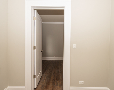 817 W Lakeside Place - Photo Thumbnail 12