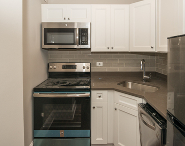 817 W Lakeside Place - Photo Thumbnail 3