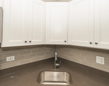 817 W Lakeside Place - Photo Thumbnail 4