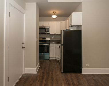 817 W Lakeside Place - Photo Thumbnail 2