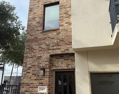 1007 Roberts Street - Photo Thumbnail 1