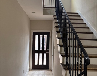 1007 Roberts Street - Photo Thumbnail 2