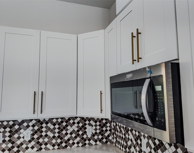 819 North Loop - Photo Thumbnail 12