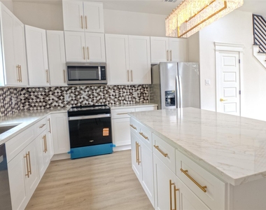 819 North Loop - Photo Thumbnail 15