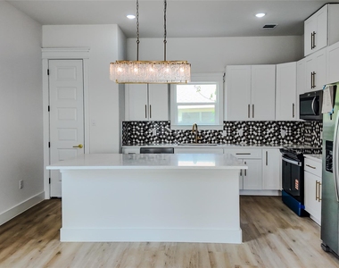 819 North Loop - Photo Thumbnail 5