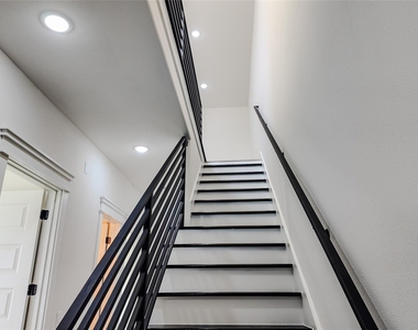 819 North Loop - Photo Thumbnail 39