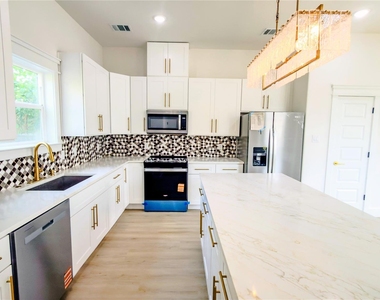 819 North Loop - Photo Thumbnail 14