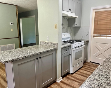 2218 19th Avenue N - Photo Thumbnail 3
