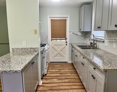 2218 19th Avenue N - Photo Thumbnail 5