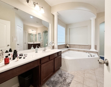 6118 Coastal Grove Ln - Photo Thumbnail 16