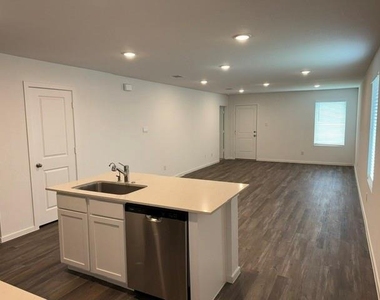 40830 Hawthorne Glades Street - Photo Thumbnail 5