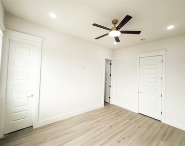 823 North Loop - Photo Thumbnail 10