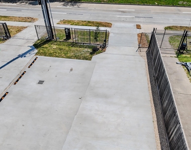 823 North Loop - Photo Thumbnail 25