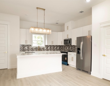 823 North Loop - Photo Thumbnail 4