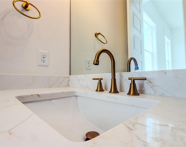823 North Loop - Photo Thumbnail 22