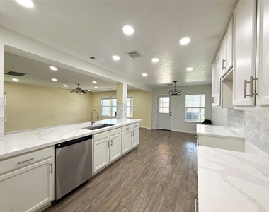 910 Staffordale Manor Lane - Photo Thumbnail 3