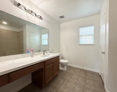 910 Staffordale Manor Lane - Photo Thumbnail 8