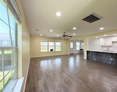 910 Staffordale Manor Lane - Photo Thumbnail 2