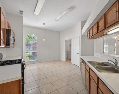 19635 Vernier Woods Lane - Photo Thumbnail 4