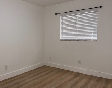 1103 Se 8th Terrace - Photo Thumbnail 3