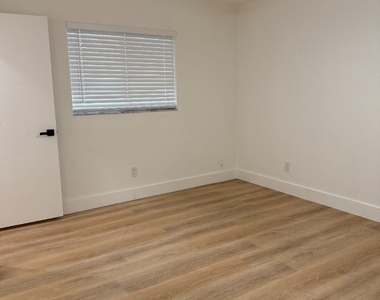 1103 Se 8th Terrace - Photo Thumbnail 1