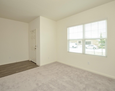 1025 Long Bay Ct - Photo Thumbnail 9