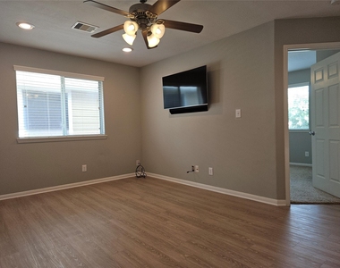 8517 Sunset Loch Drive - Photo Thumbnail 21