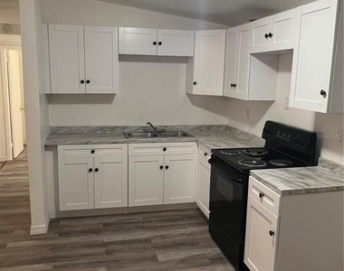 5906 S 81st Street - Photo Thumbnail 10