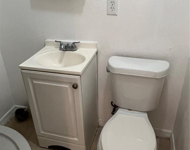 5906 S 81st Street - Photo Thumbnail 14