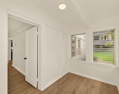 925 16th Avenue N - Photo Thumbnail 7