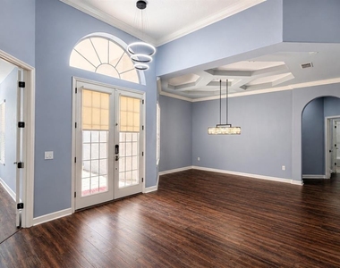 439 Chelsea Avenue - Photo Thumbnail 8