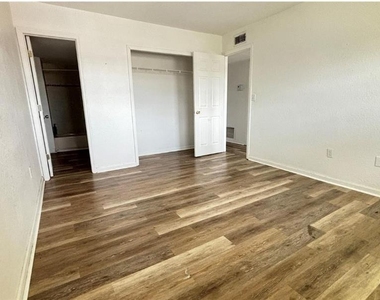 860 Sky Lake Circle - Photo Thumbnail 15