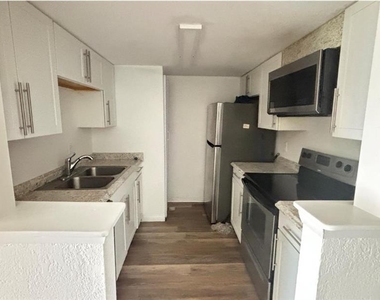 860 Sky Lake Circle - Photo Thumbnail 10