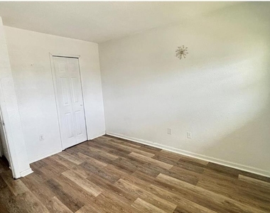 860 Sky Lake Circle - Photo Thumbnail 17