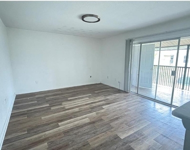 860 Sky Lake Circle - Photo Thumbnail 4