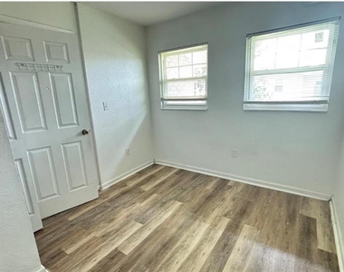 860 Sky Lake Circle - Photo Thumbnail 19