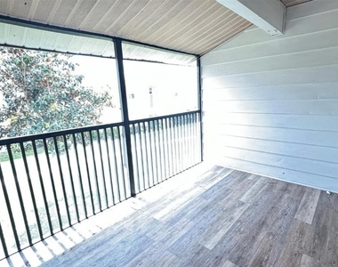 860 Sky Lake Circle - Photo Thumbnail 7