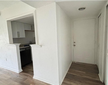 860 Sky Lake Circle - Photo Thumbnail 11