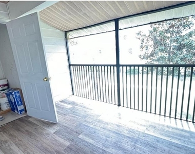 860 Sky Lake Circle - Photo Thumbnail 5