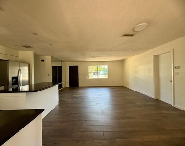 131 Sparrow Avenue - Photo Thumbnail 4