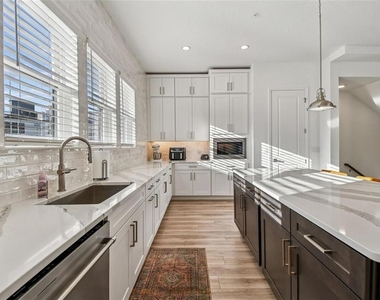 2332 Brix Streets - Photo Thumbnail 11