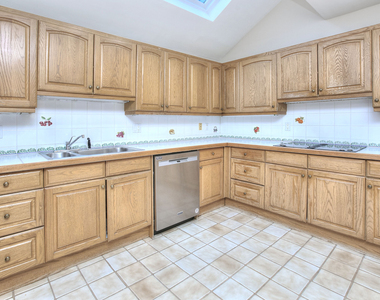 135 Regents Park - Photo Thumbnail 18