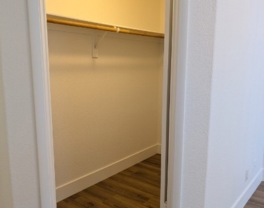 2201 Ramsgate Drive - Photo Thumbnail 7