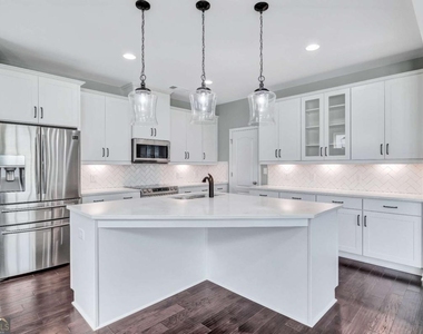 330 Avalon Square - Photo Thumbnail 8