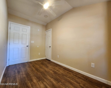 43 Shoreland Terrace - Photo Thumbnail 13