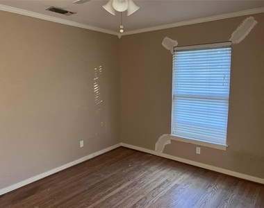 3728 Seguin Drive - Photo Thumbnail 12