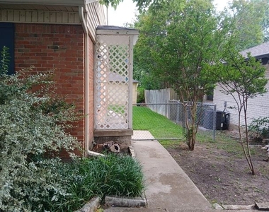 3728 Seguin Drive - Photo Thumbnail 4